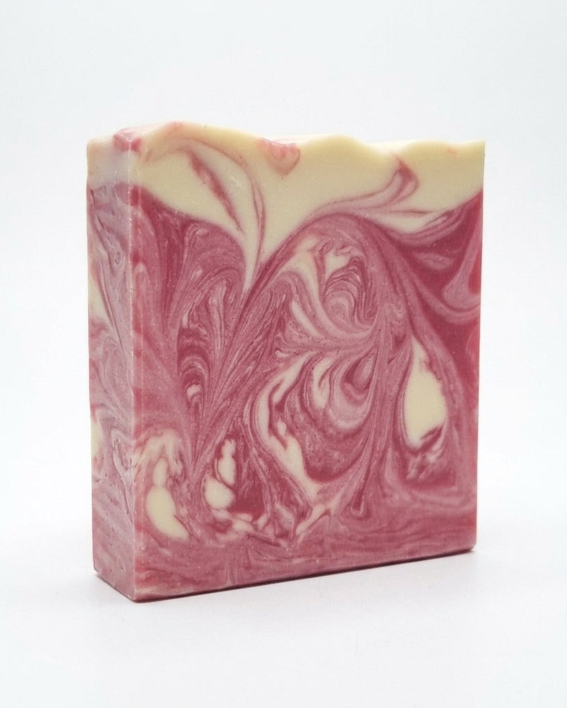 Handgemachte Seife Kaltührverfahren Velvet Touch aus Kato Paphos Zypern, kunstvoll rot-weiß marmoriert mit feinem Swirl-Muster